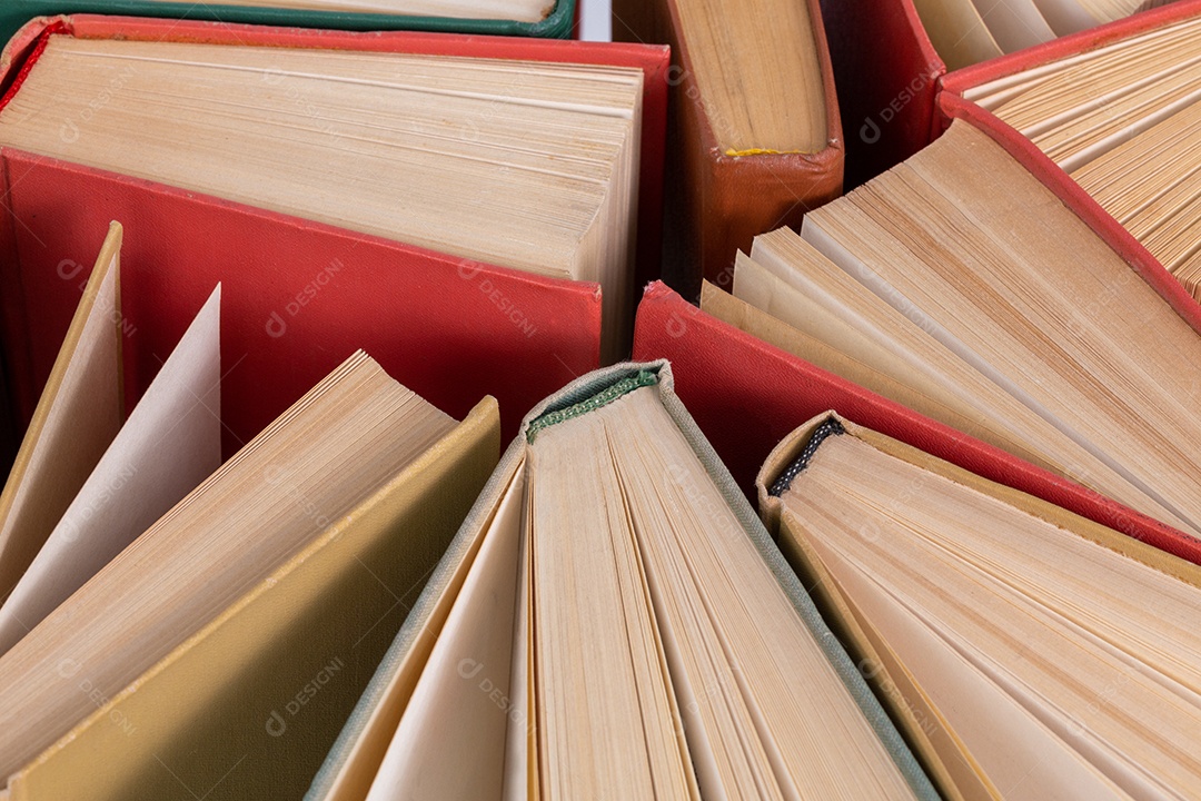 Muitos livros físicos antigos de capa dura diferentes close-up de fundo com foco seletivo e desfoque