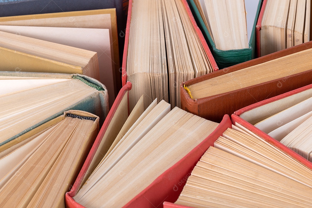 Muitos livros físicos antigos de capa dura diferentes close-up de fundo com foco seletivo e desfoque