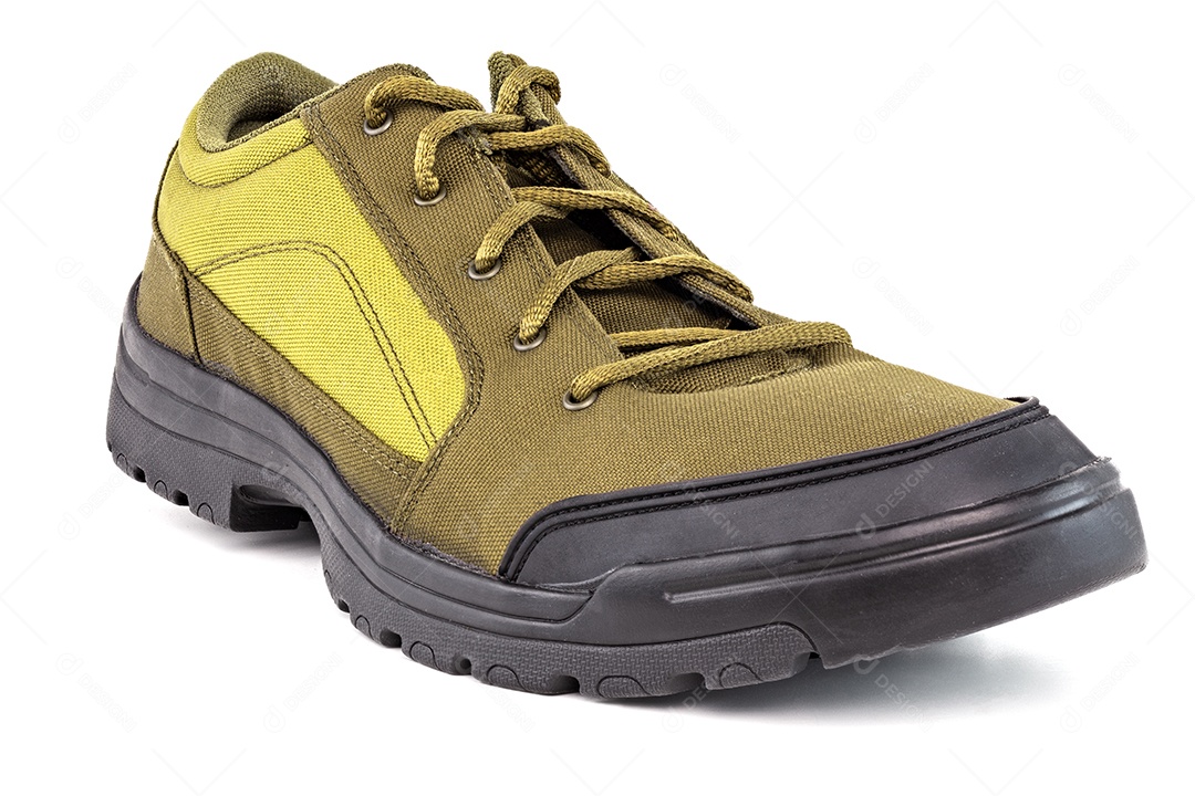 Um par de sapatos de viagem de tecido baratos e duráveis isolados em fundo branco