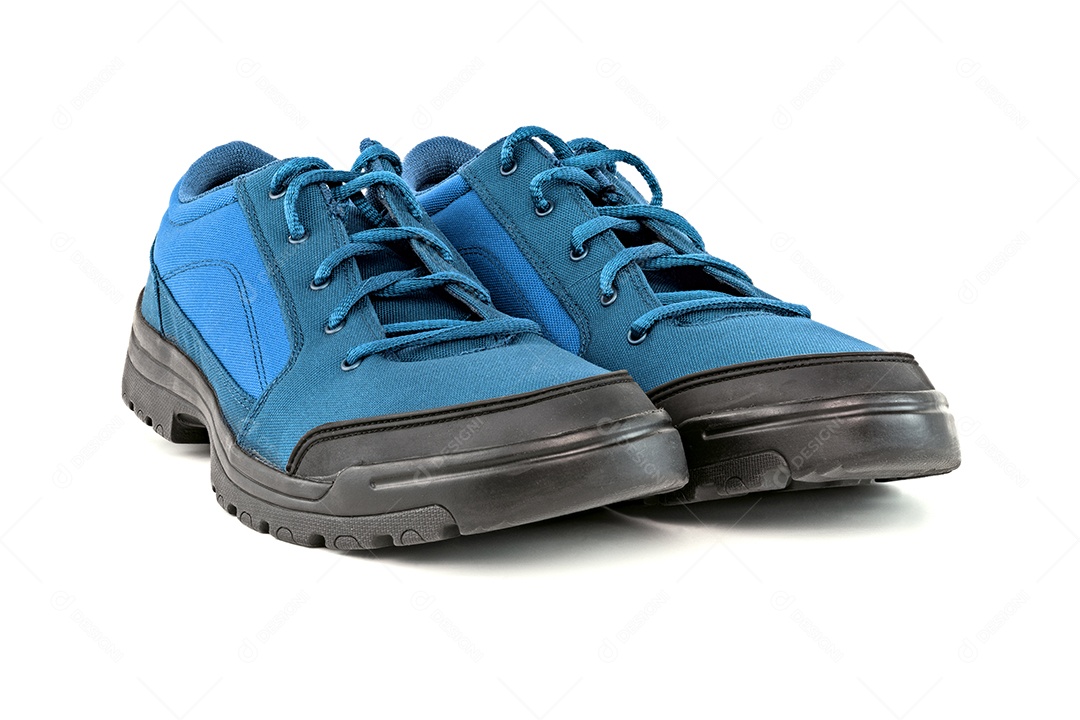 Um par de calçados baratos de caminhada ou caça de tecido denso isolado em fundo branco