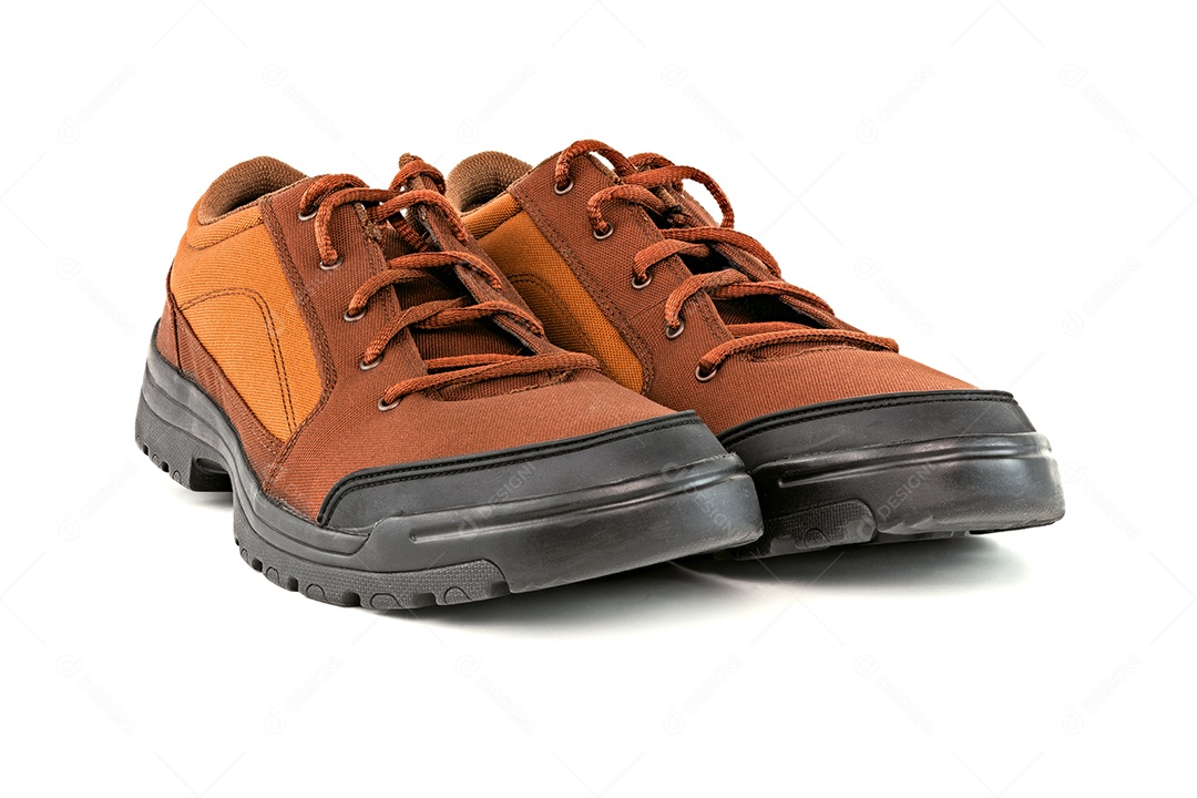 Um par de calçados baratos de caminhada ou caça de tecido denso isolado em fundo branco