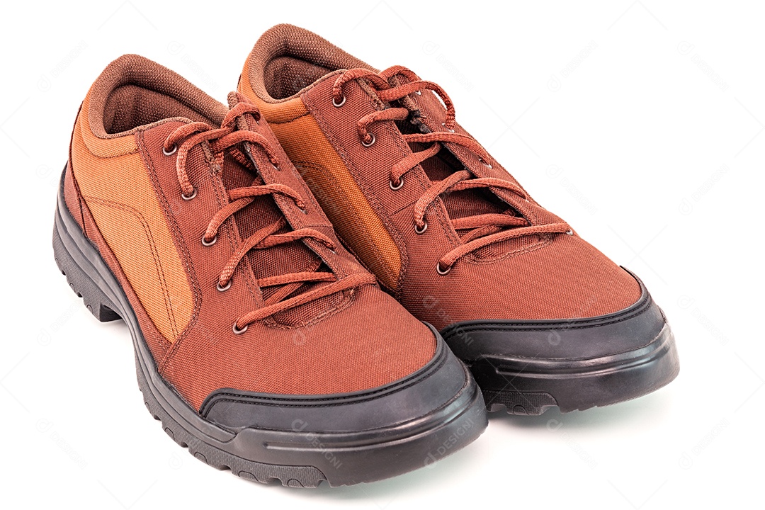 Um par de calçados baratos de caminhada ou caça de tecido denso isolado em fundo branco