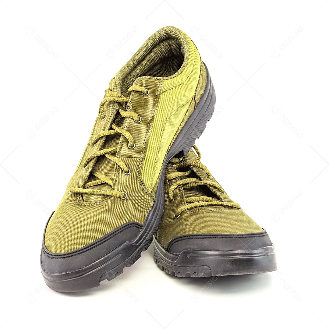 Um par de calçados baratos de caminhada ou caça de tecido denso amarelo isolado em fundo branco