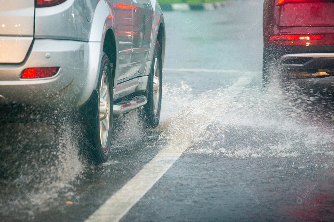 Carros se movendo na estrada de asfalto durante forte chuva de tempestade de verão vista de trás