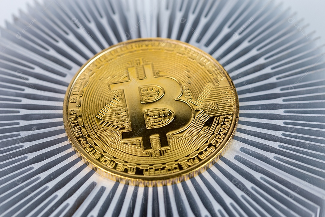 Close-up do Bitcoin Shiner no dissipador de calor de alumínio com foco seletivo