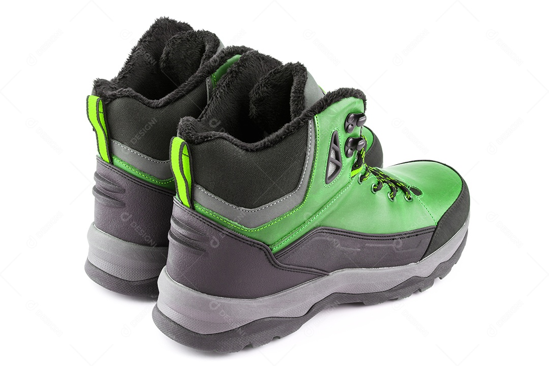 Tênis ou botas quentes de inverno isolados três quartos isolados em fundo branco