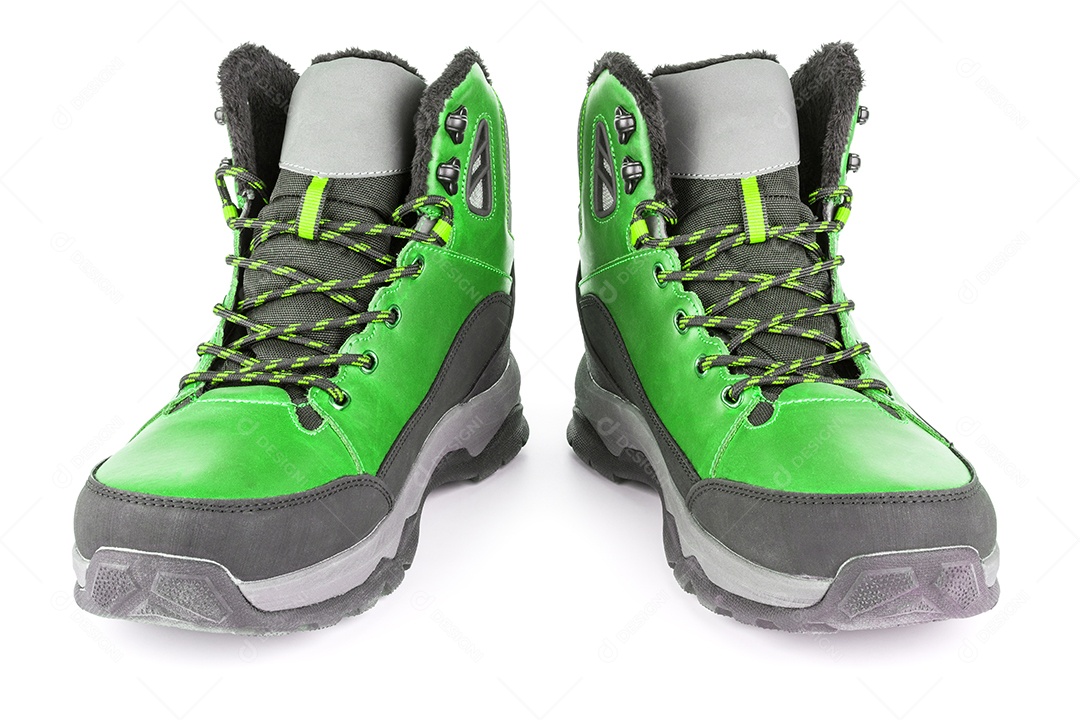 Tênis ou botas quentes de inverno isolados três quartos isolados em fundo branco