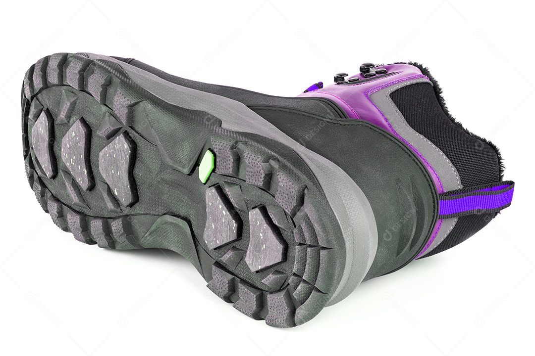 Tênis ou botas quentes de inverno isolados três quartos isolados em fundo branco