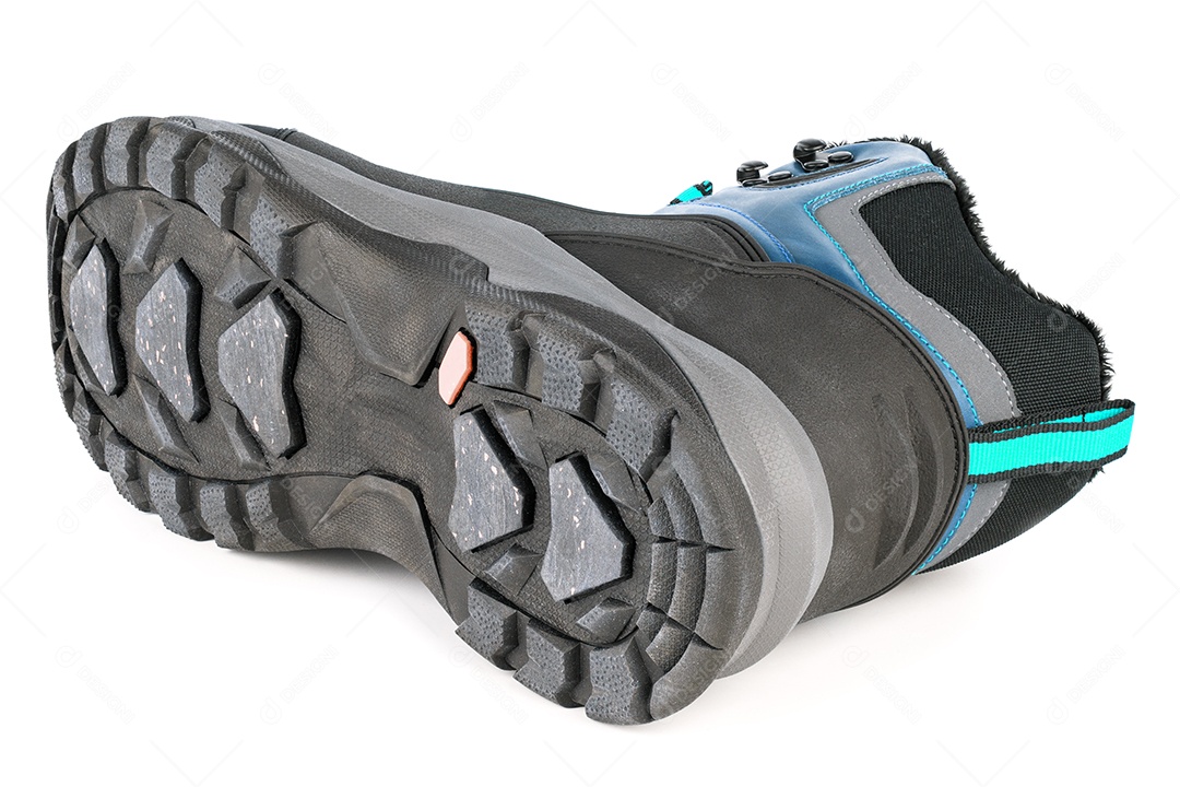 Tênis ou botas quentes de inverno isolados três quartos isolados em fundo branco