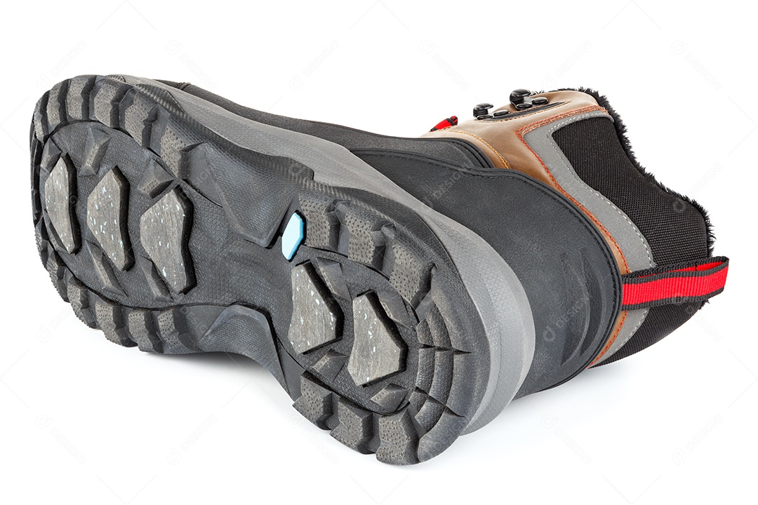 Tênis ou botas quentes de inverno isolados três quartos isolados em fundo branco