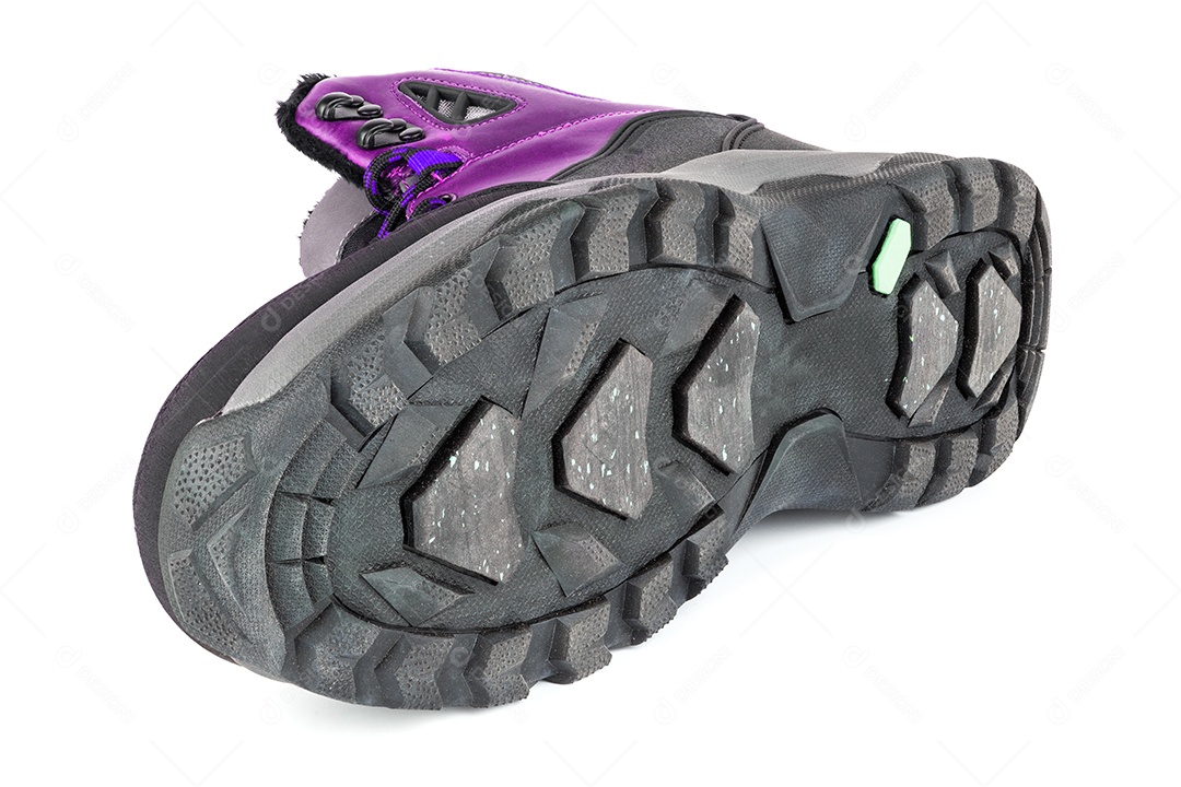 Tênis ou botas quentes de inverno isolados três quartos isolados em fundo branco