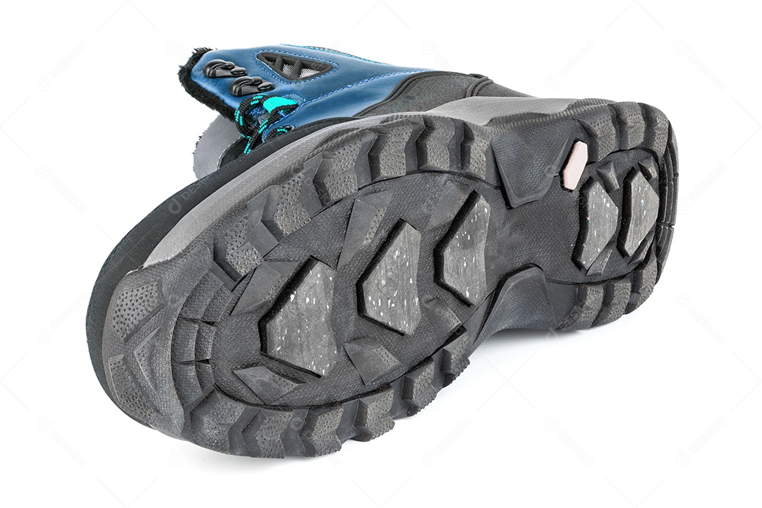 Tênis ou botas quentes de inverno isolados três quartos isolados em fundo branco