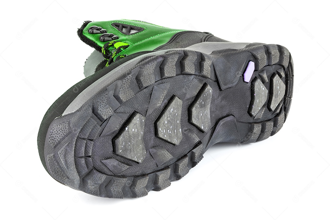 Tênis ou botas quentes de inverno isolados três quartos isolados em fundo branco