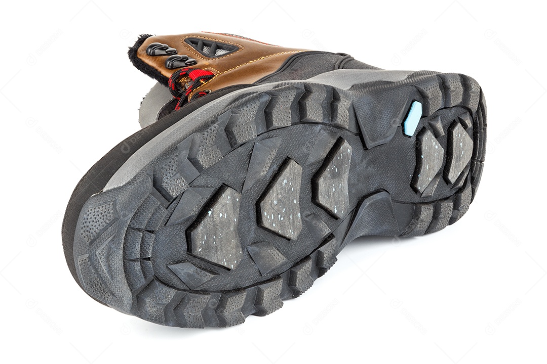 Par de tênis ou botas marrons quentes de inverno isolados três quartos isolados em fundo branco