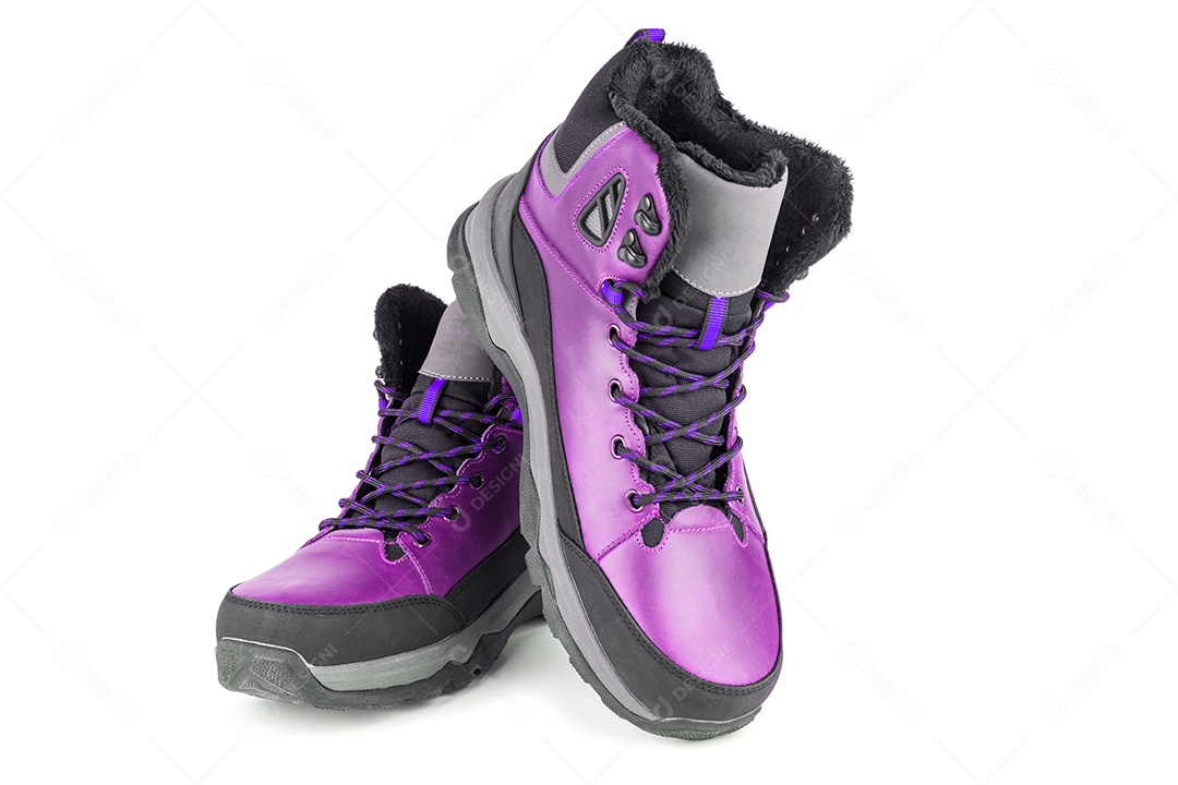 Par de tênis ou botas marrons quentes de inverno isolados três quartos isolados em fundo branco