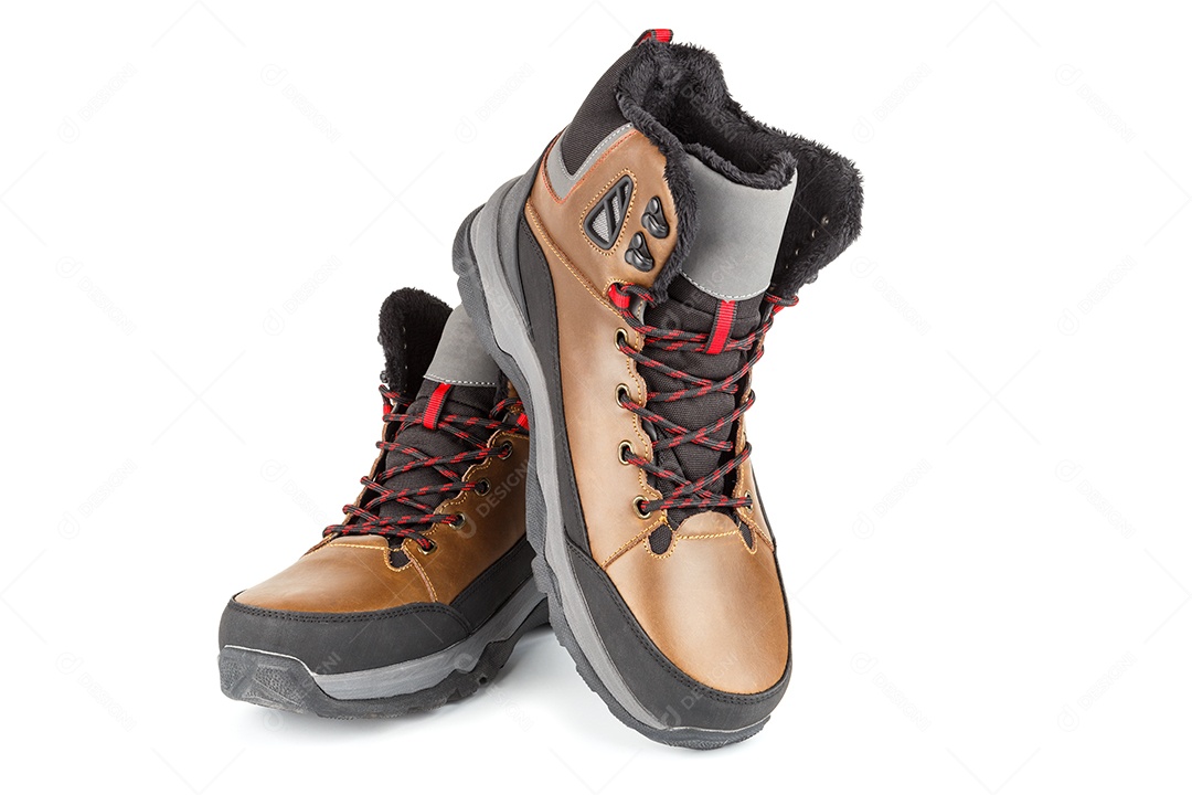Par de tênis ou botas marrons quentes de inverno isolados três quartos isolados em fundo branco