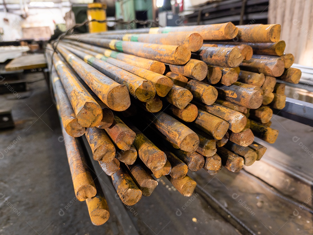 Pacote de barras de aço redondas enferrujadas vista de perto nas extremidades com foco seletivo