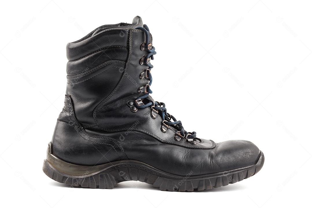 Bota masculina de couro preto usada limpa de 8 polegadas isolada no branco