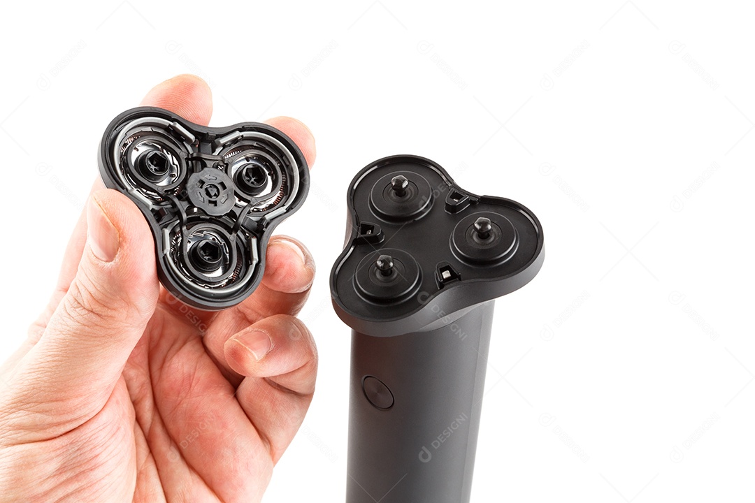 Mão caucasiana segurando três cabeças de barbear de um barbeador elétrico preto isolado