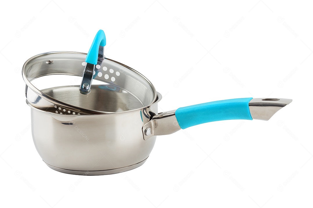 Pequena panela de aço inoxidável brilhante com alça ciano e tampa de vidro isolada no branco