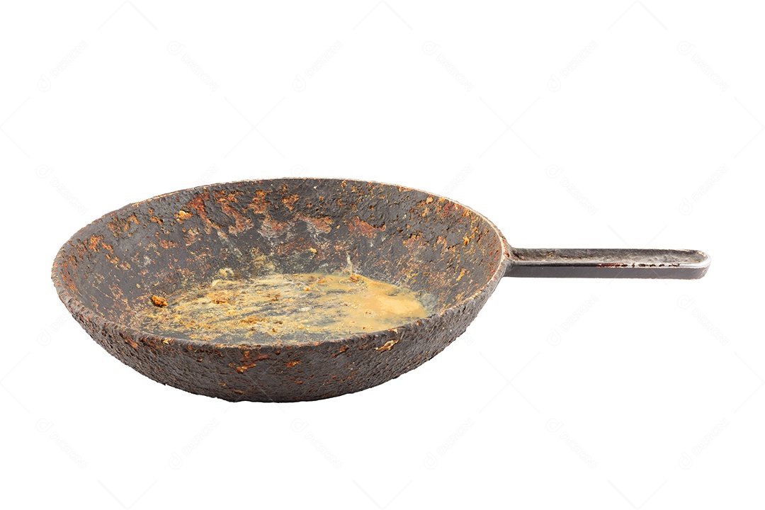 Panela velha de alumínio manchada com gordura queimada isolada em fundo branco