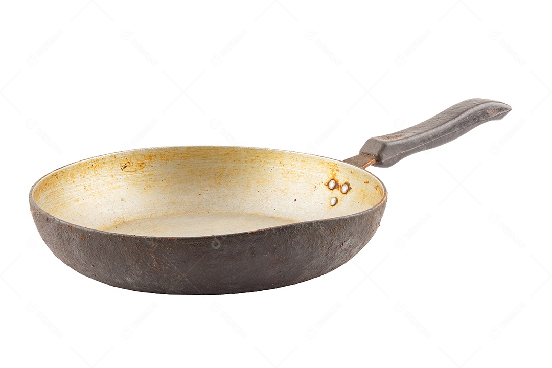 Panela velha de alumínio manchada com gordura queimada isolada em fundo branco