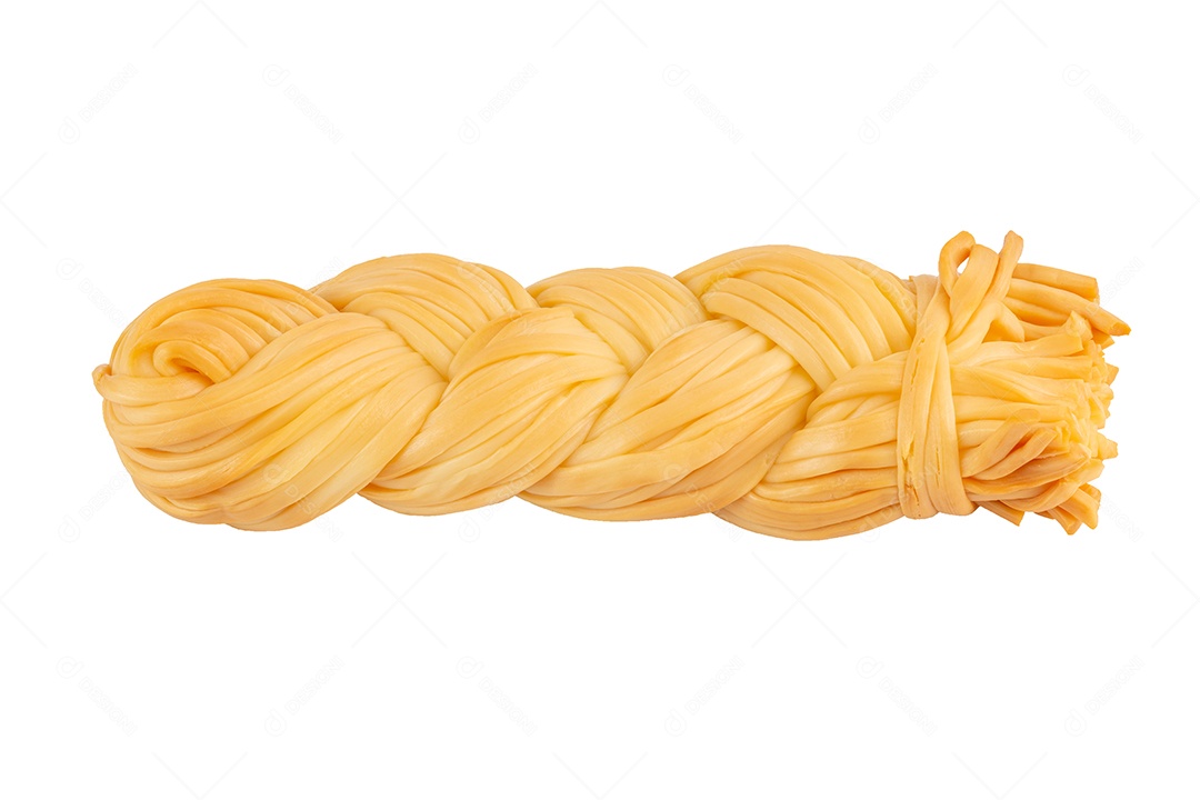 Pedaço de queijo trançado defumado isolado no fundo branco