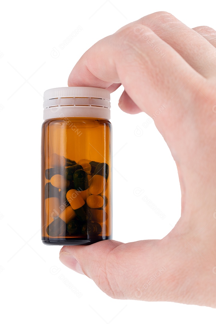 Mão caucasiana segurando uma garrafa de vidro marrom com comprimidos médicos dentro