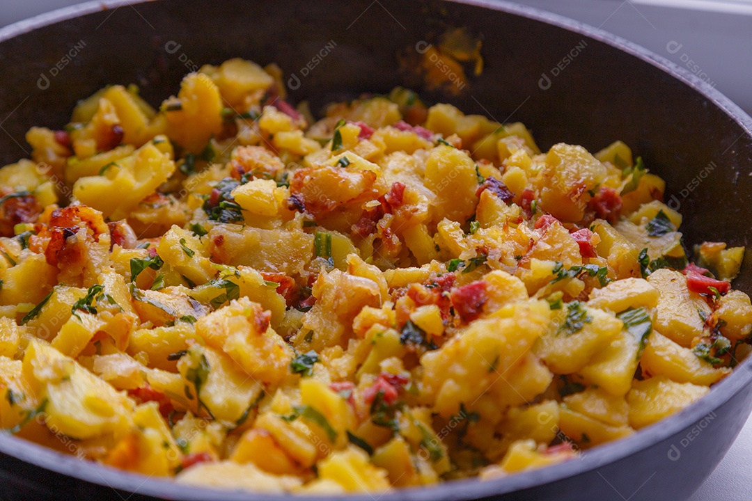 Batatas domésticas assadas em uma frigideira em close-up