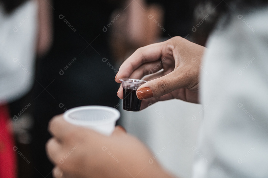 Mulher tomando santa ceia na igreja