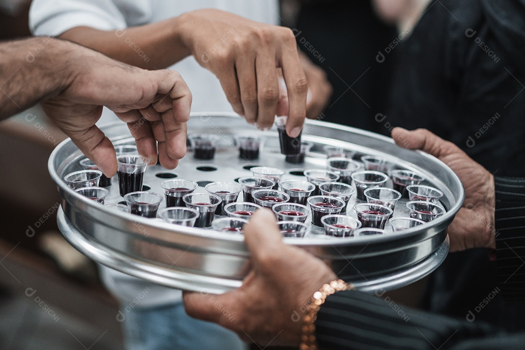 Pessoas tomando santa ceia na igreja