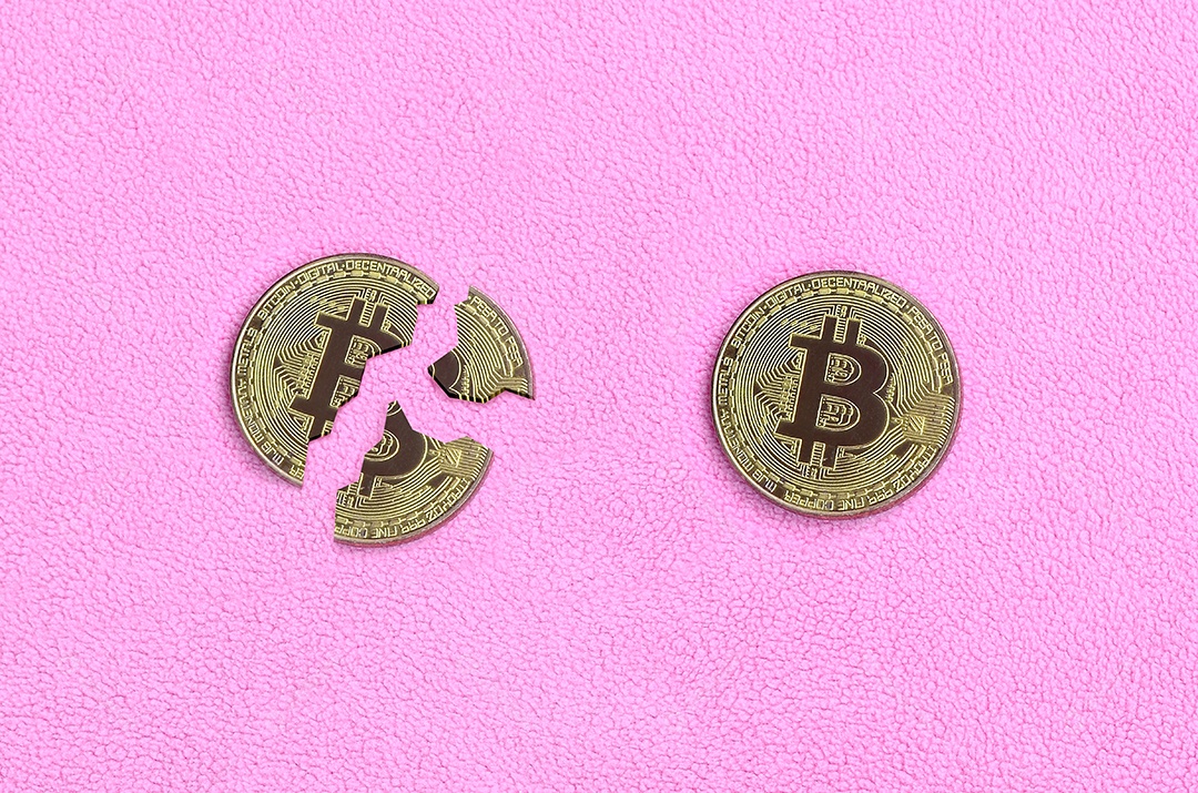 Bitcoin quebrado em um gráfico digital em queda da taxa de criptomoeda