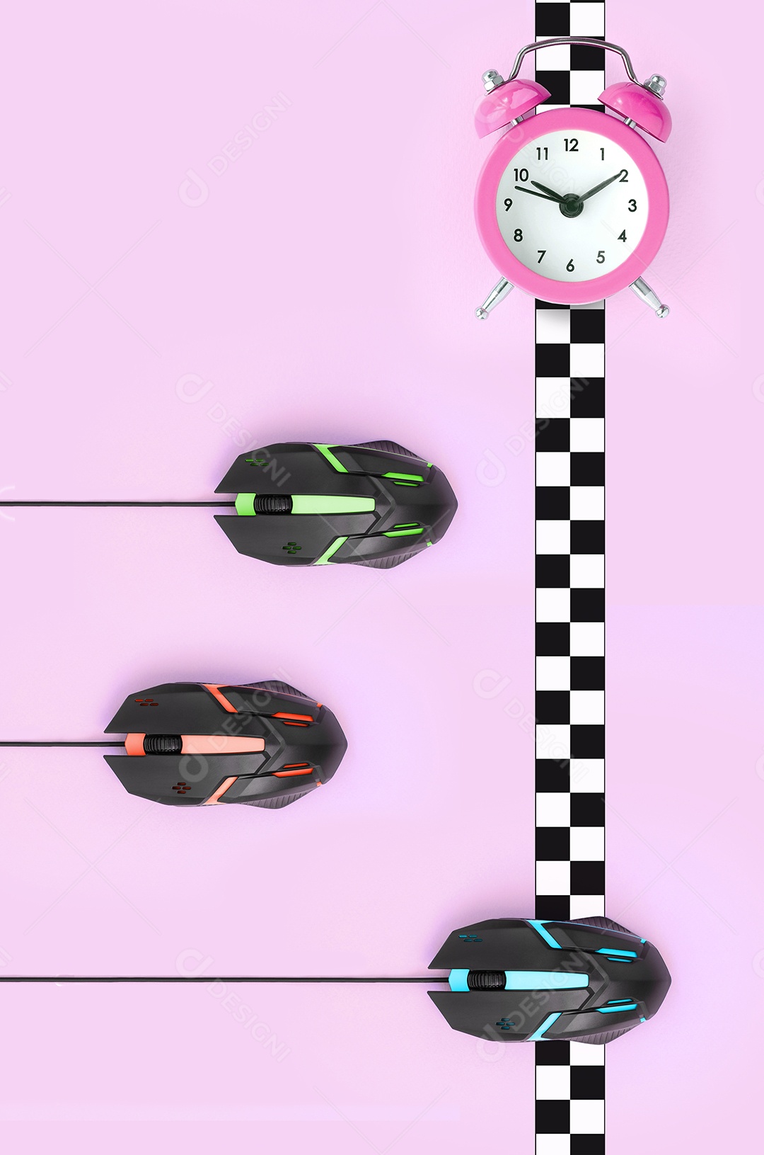 Corrida entre mouses de computador perto da linha de chegada com relógio