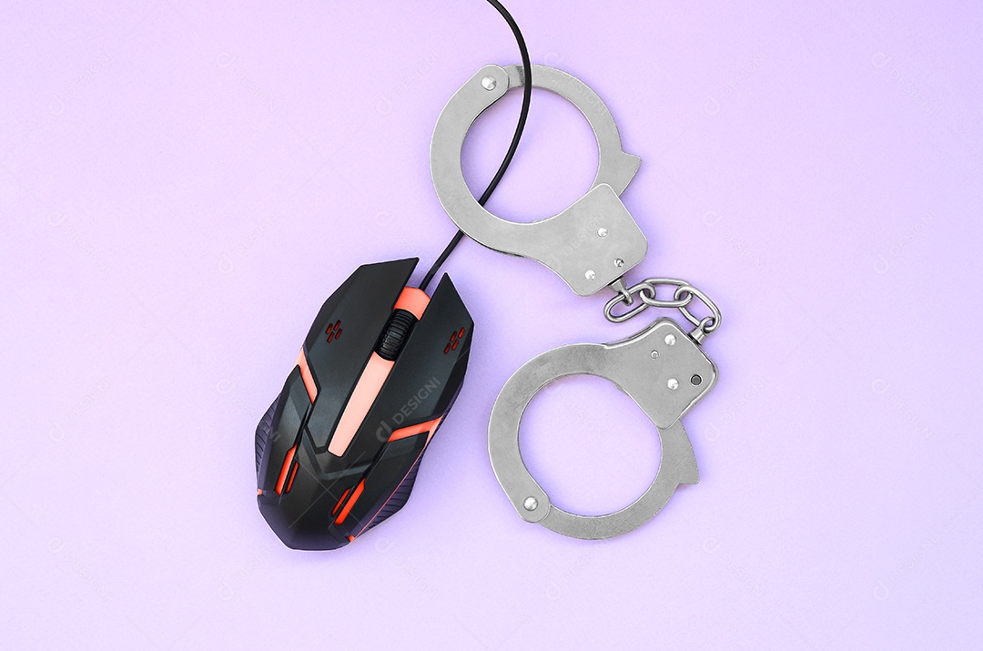 Mouse do computador acorrentado em algemas no fundo roxo