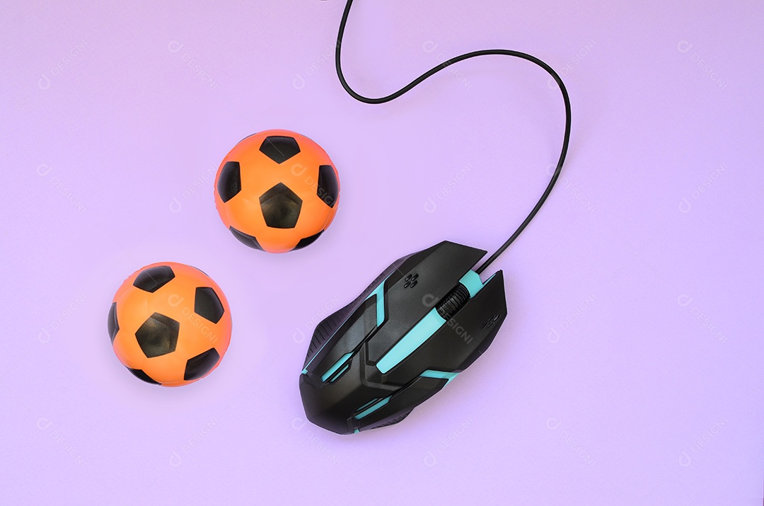 Duas bolas de futebol com mouse de computador em fundo violeta