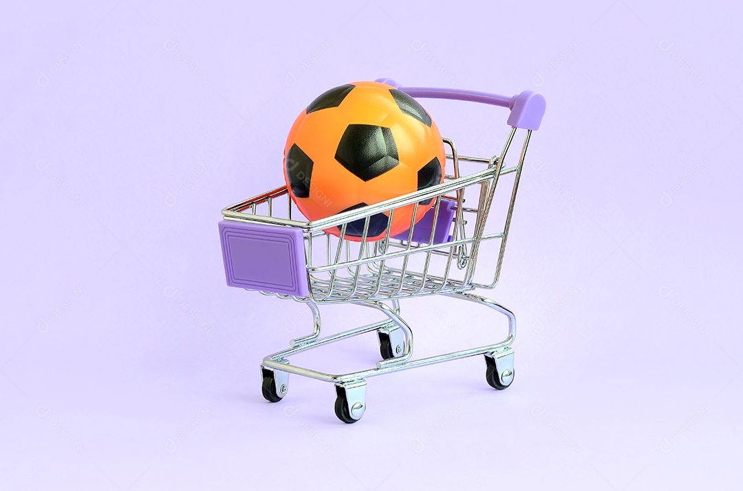 Bola de futebol laranja no carrinho de compras em fundo violeta