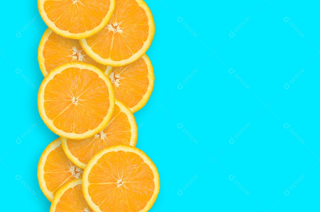 Laranjas cortas sobre fundo azul