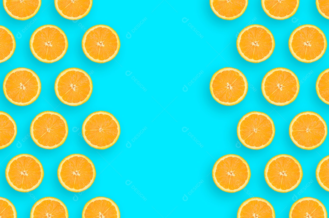 Laranjas cortas em fundo azul
