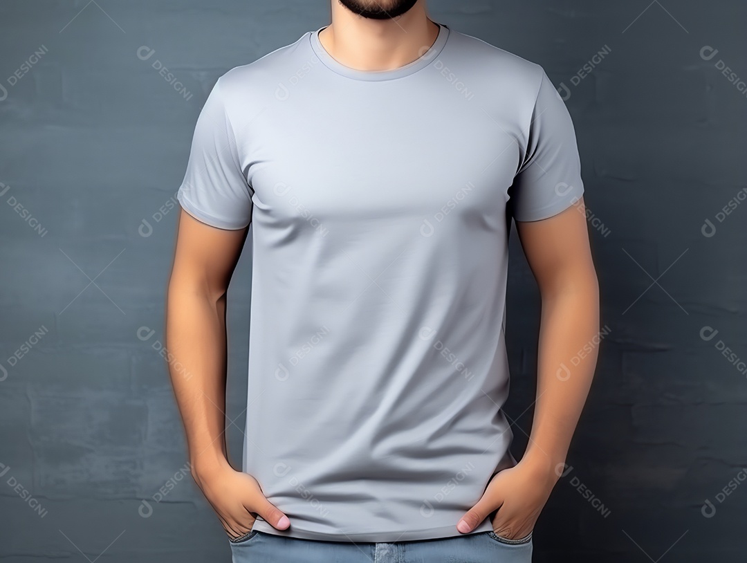 Homem atraente vestindo maquete de camiseta cinza vazia em branco para modelo de design
