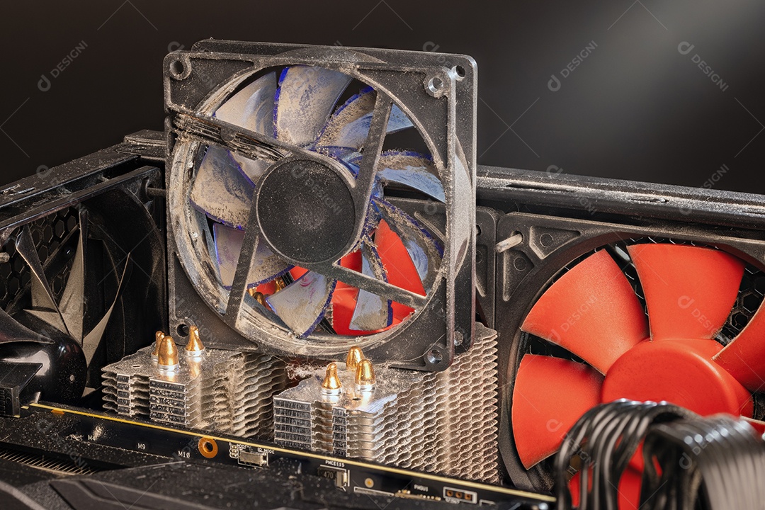Ventilador de PC de 90 mm parado em close-up com espessa camada de poeira