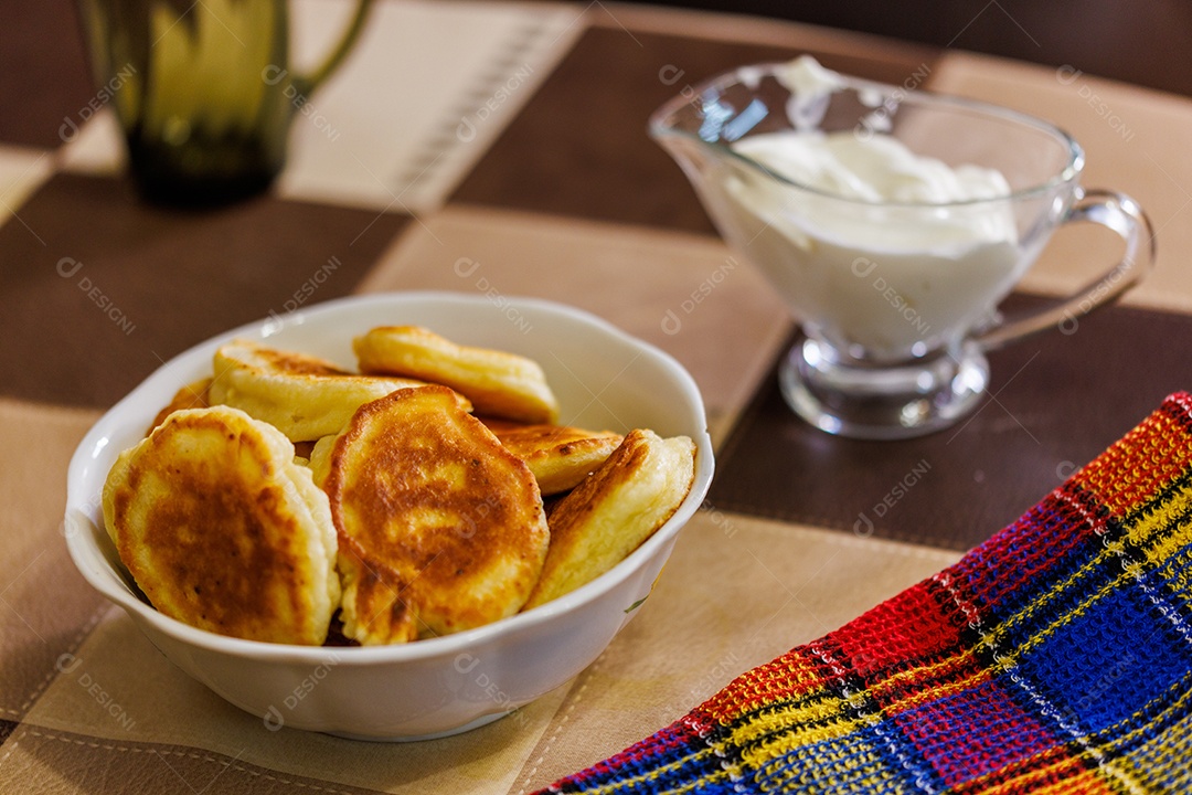 Panquecas russas caseiras em uma tigela de cerâmica na mesa de jantar