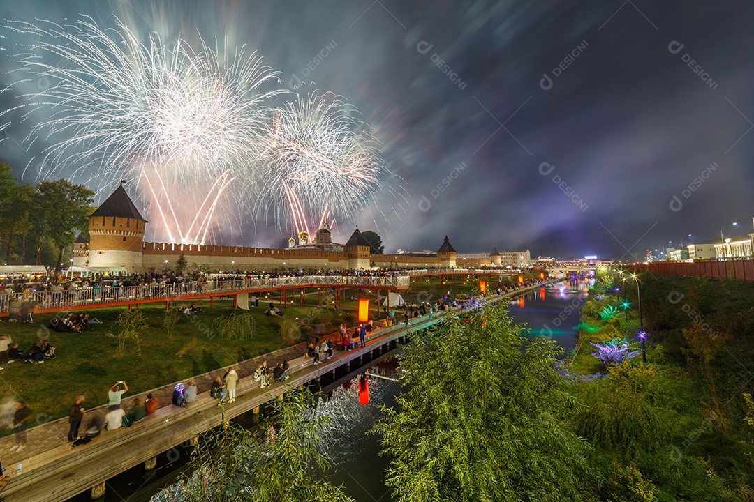 Fogos de artifício de noite de verão acima do Kremlin no final do dia na cidade de Tula Rússia