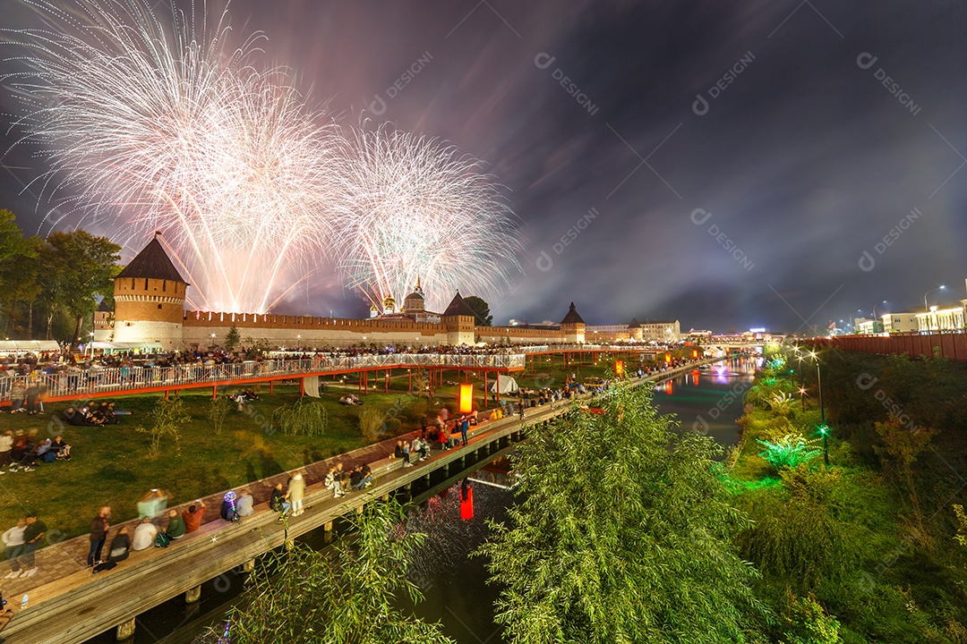 Fogos de artifício de noite de verão acima do Kremlin no final do dia na cidade de Tula Rússia