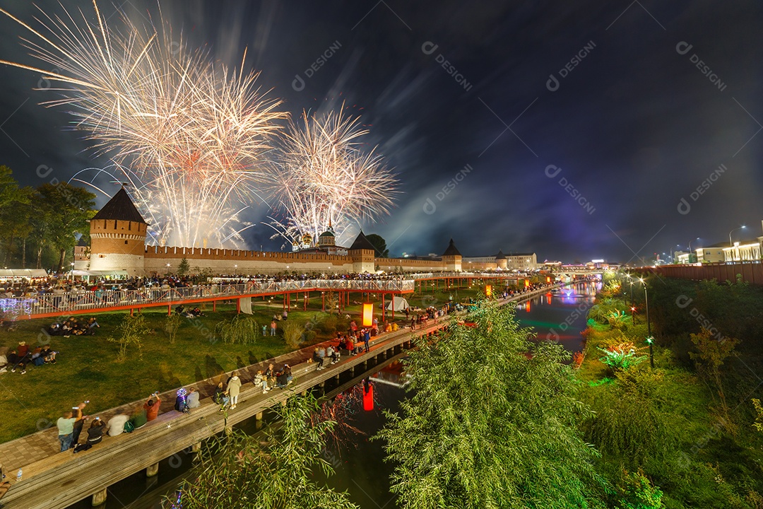 Fogos de artifício de noite de verão acima do Kremlin no final do dia na cidade de Tula Rússia