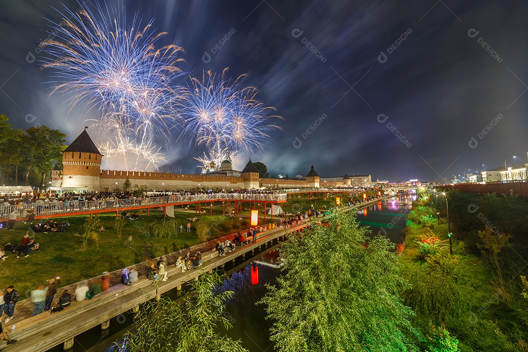 Fogos de artifício de noite de verão acima do Kremlin no final do dia na cidade de Tula Rússia