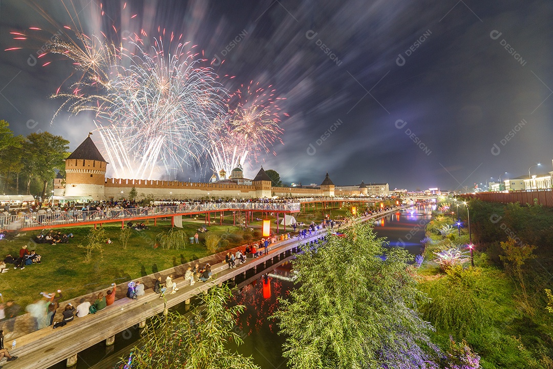 Fogos de artifício de noite de verão acima do Kremlin no final do dia na cidade de Tula Rússia
