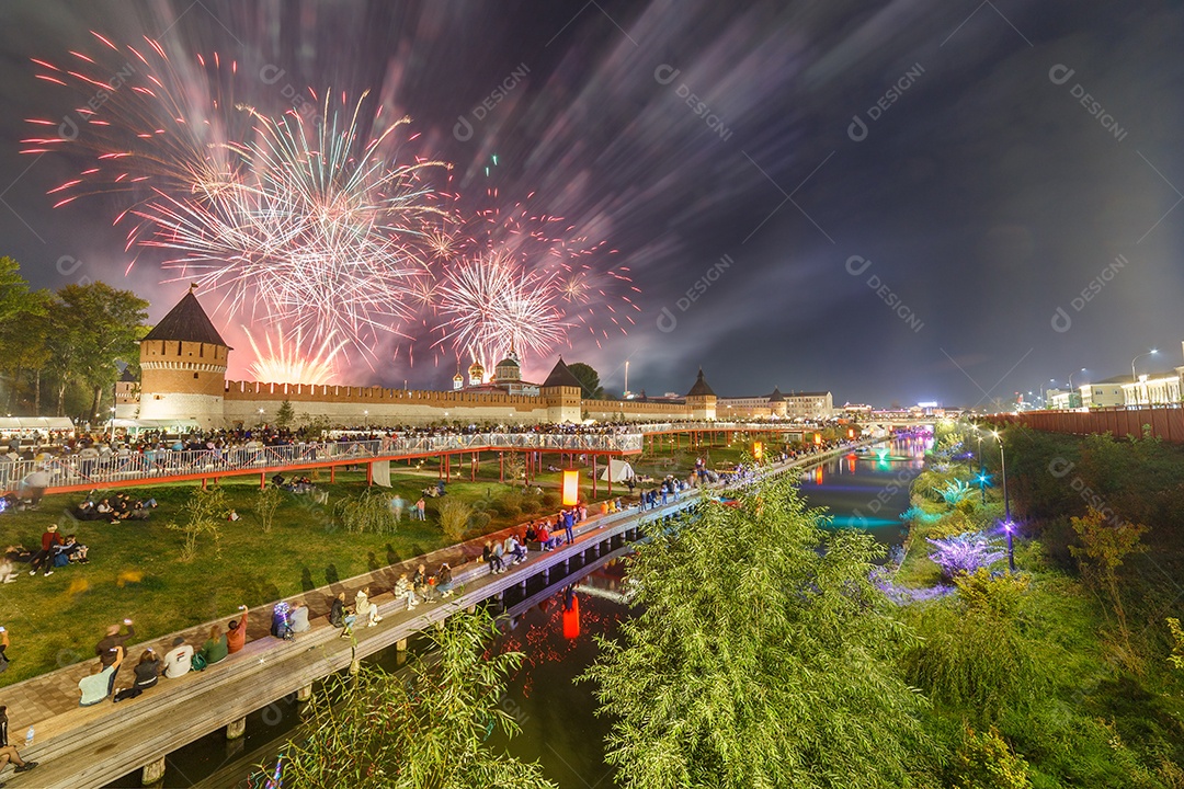 Fogos de artifício de noite de verão acima do Kremlin no final do dia na cidade de Tula Rússia