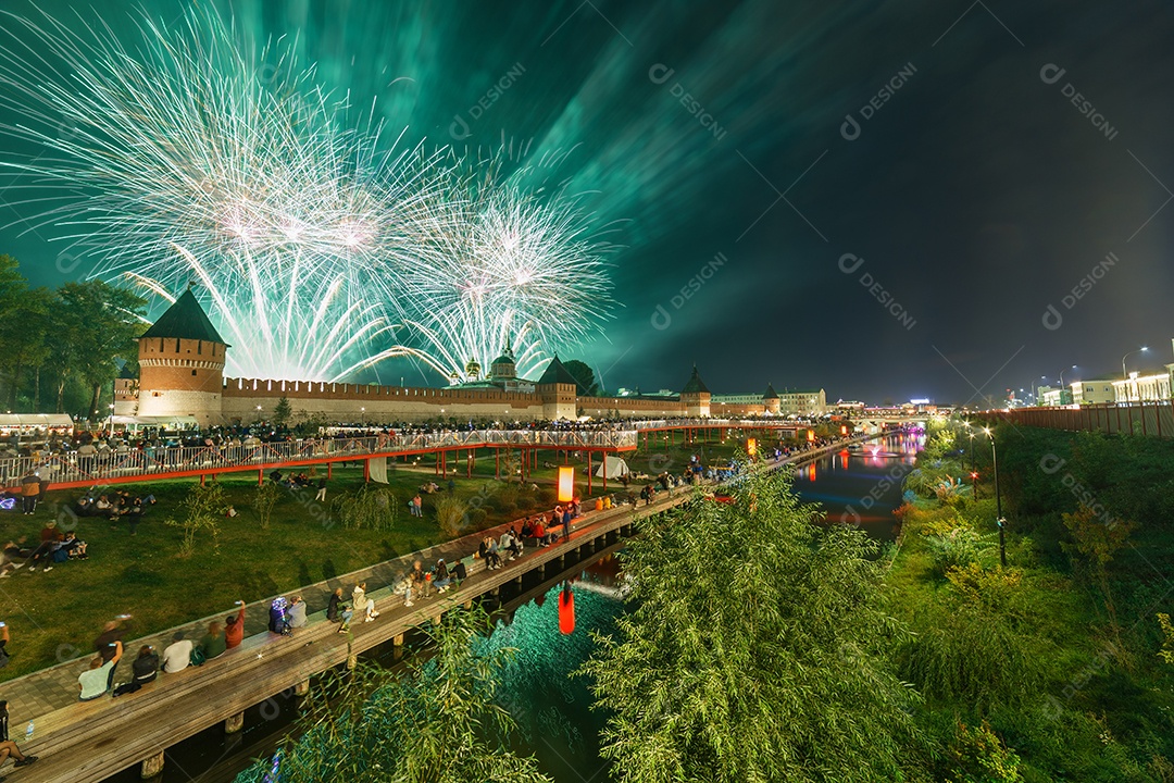 Fogos de artifício de noite de verão acima do Kremlin no final do dia na cidade de Tula Rússia