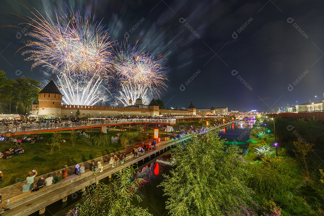Fogos de artifício de noite de verão acima do Kremlin no final do dia na cidade de Tula Rússia