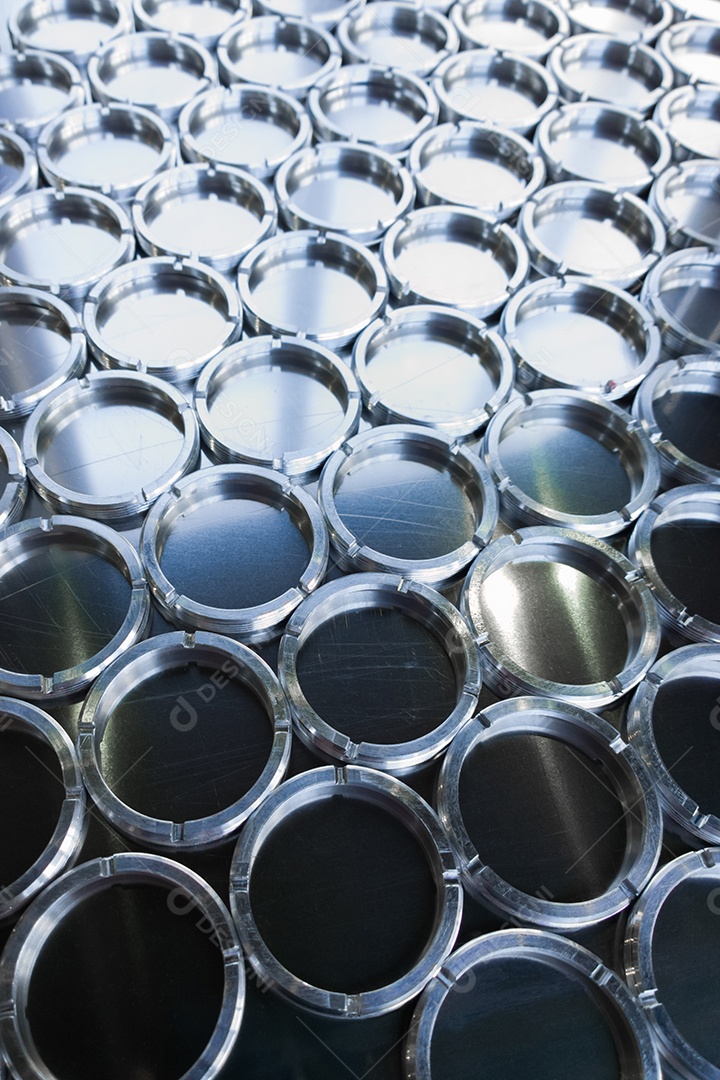 Visão de quadro inteiro em pilhas de peças de chapa metálica dobradas em perfil